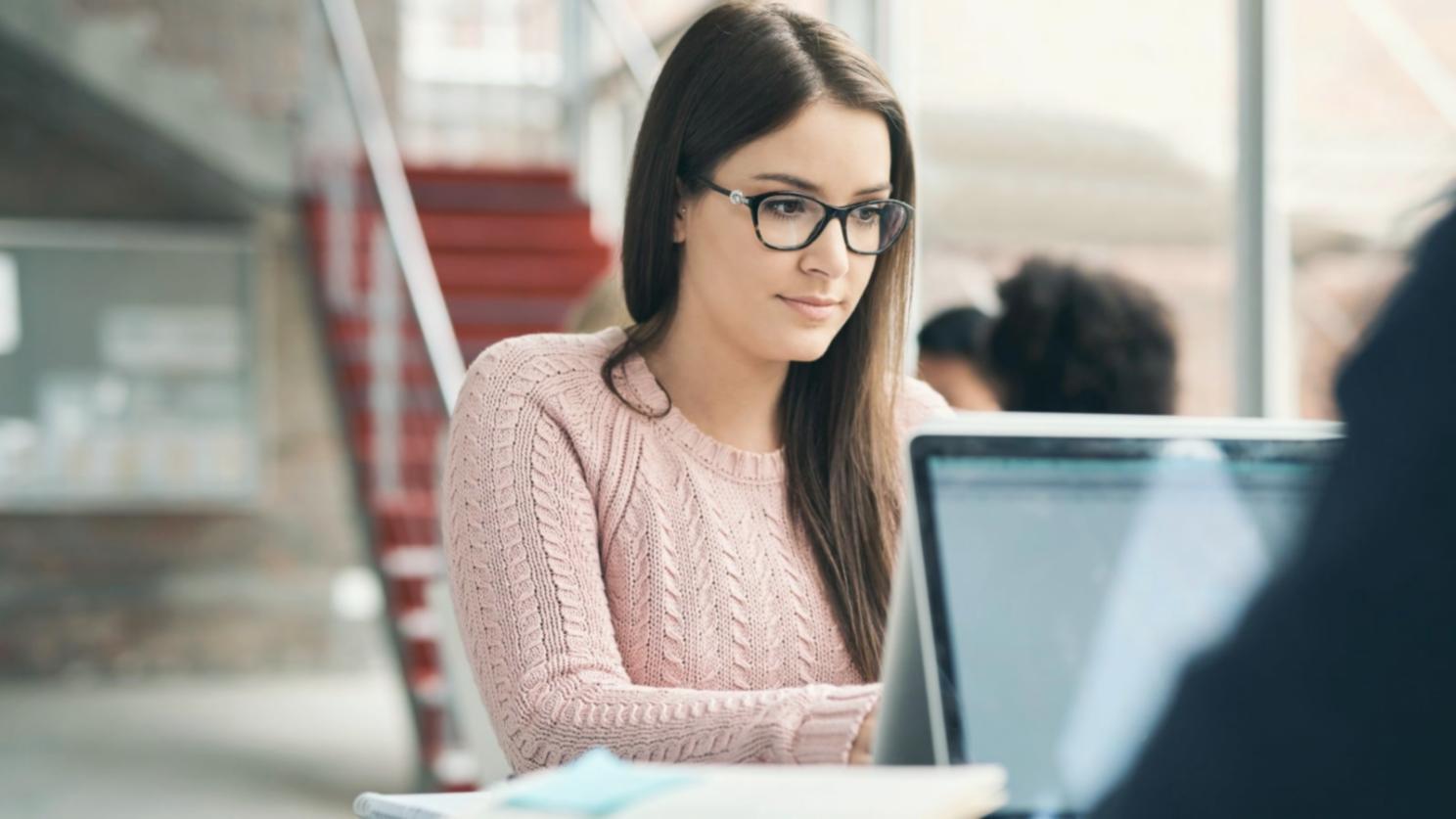 Seminarraum mit strukturiertem Lernmaterial